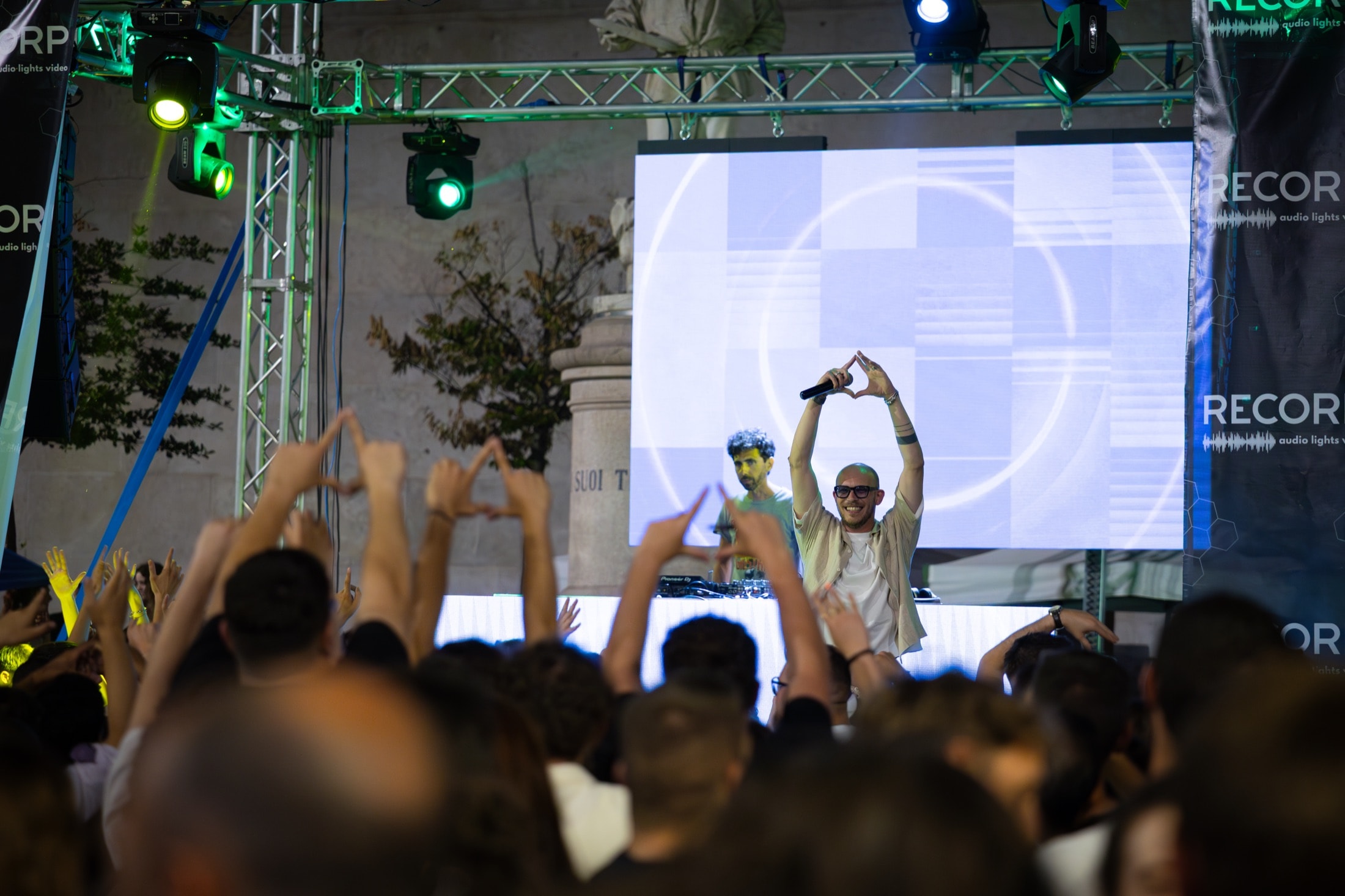 Palco live con pubblico durante show serale