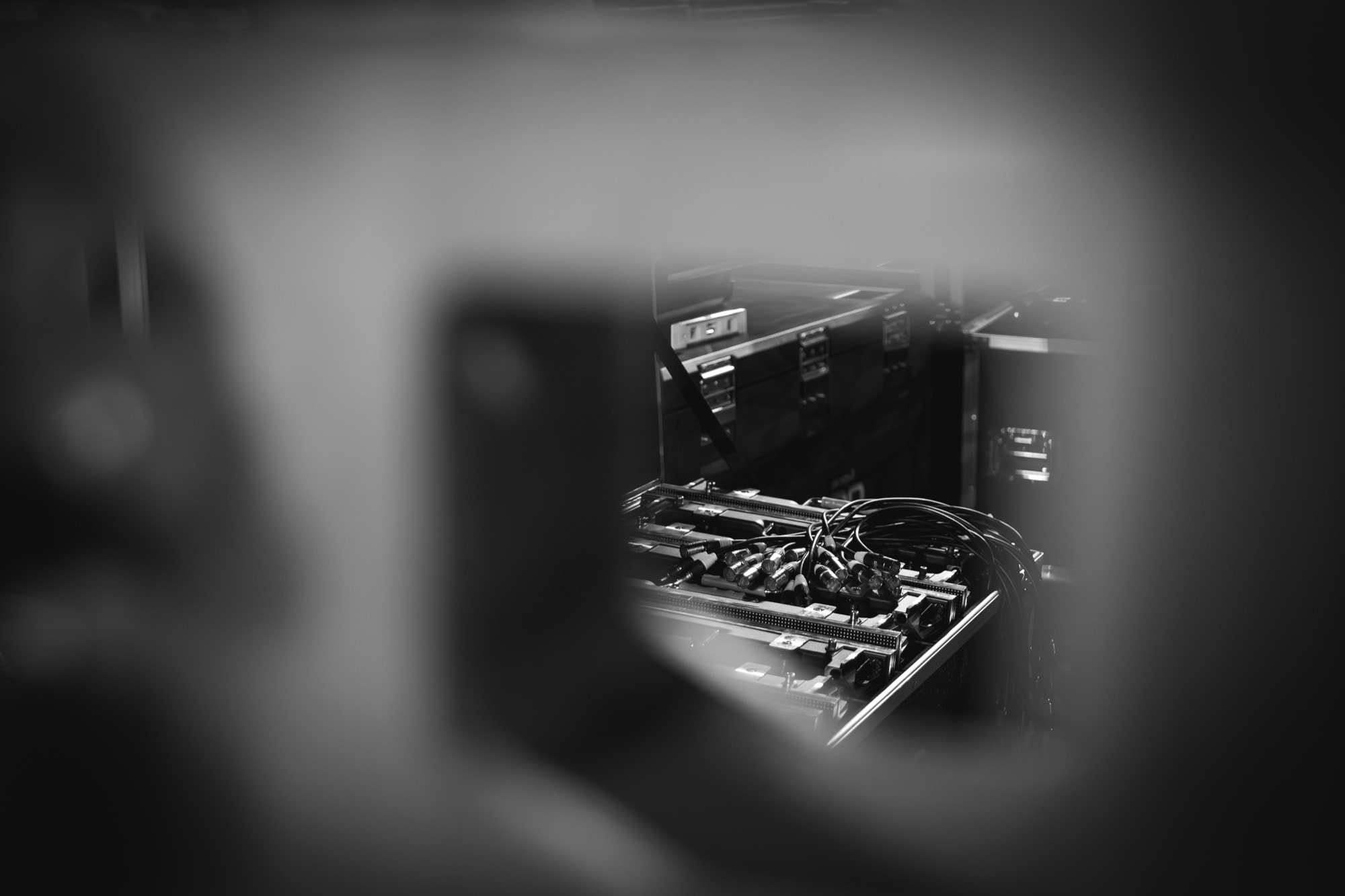 Installazione fari beam durante il setup palco