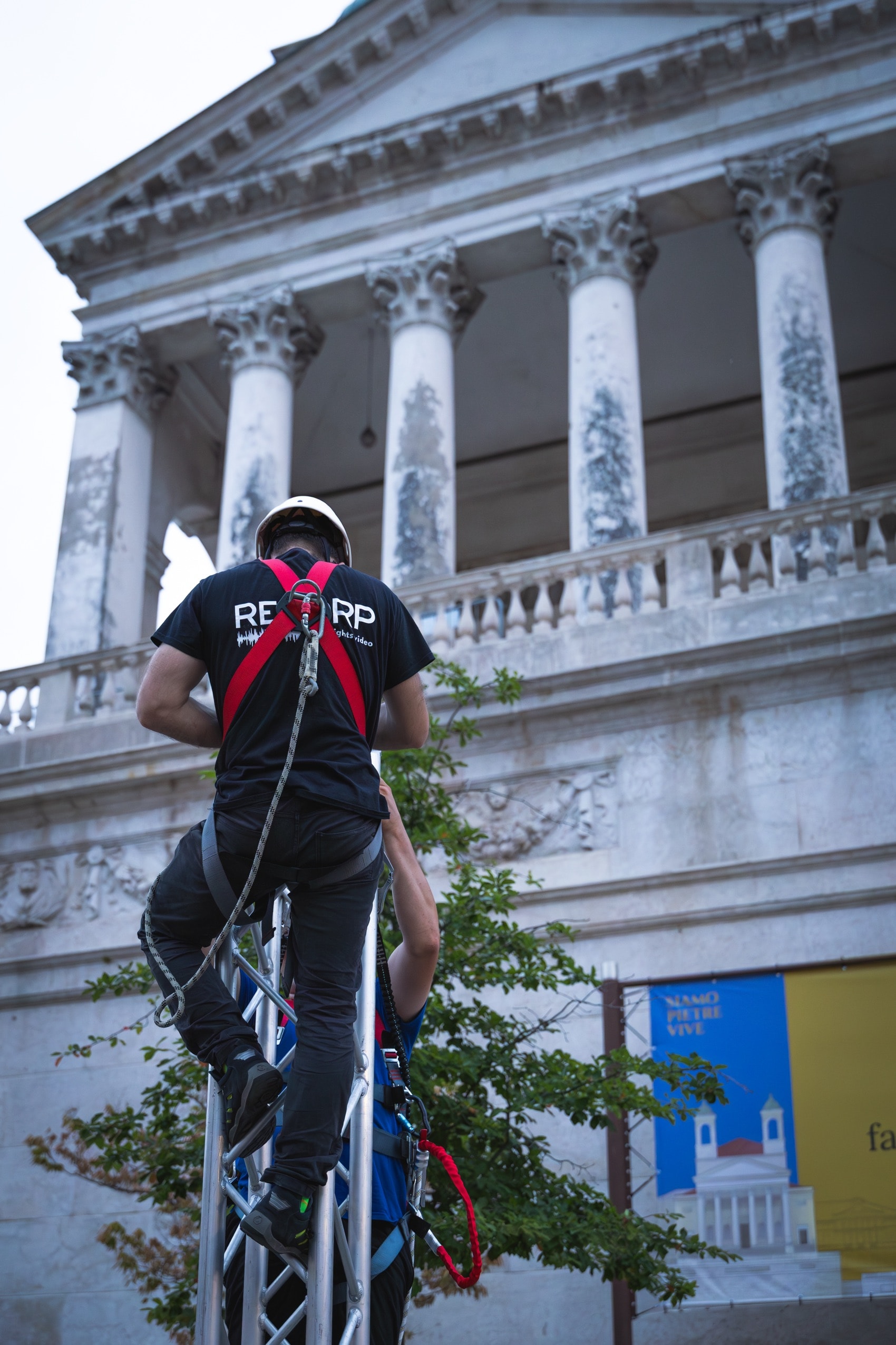 Tecnico al lavoro durante allestimento palco