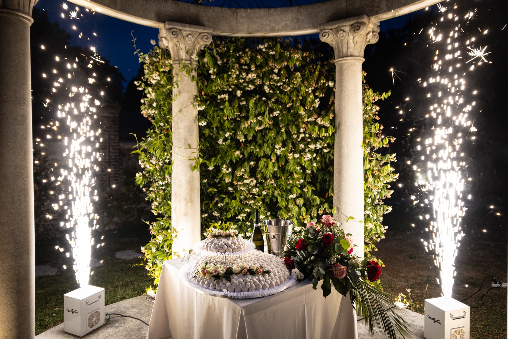 Scenografia matrimonio con fontane fredde e sweet table